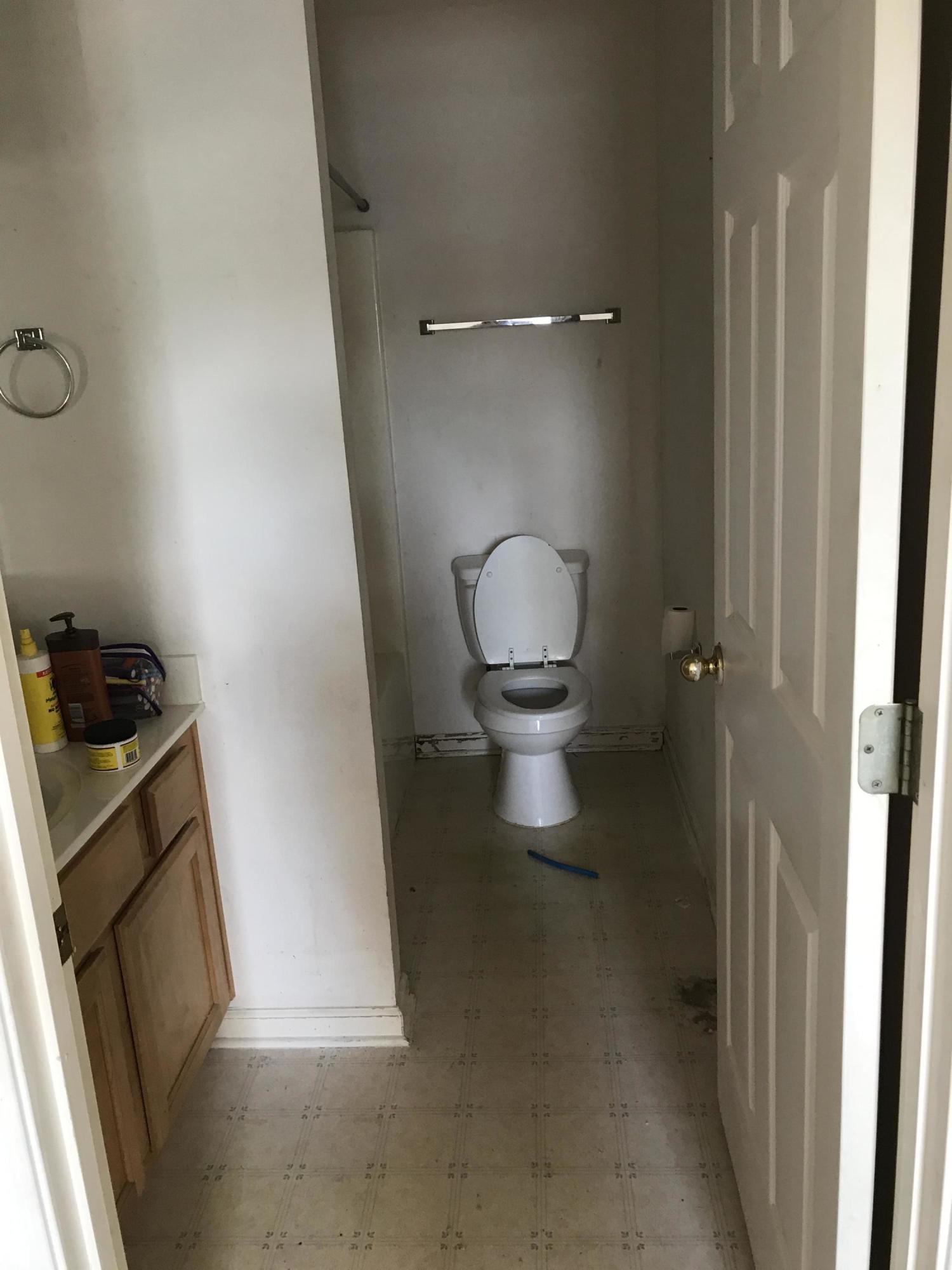 LOT 17 BLK 1 LAKE JUNIPER EST UNIT 3 PB 5-6 OR 2253-82 OR 2293-720 OR 2903-709 - Residential