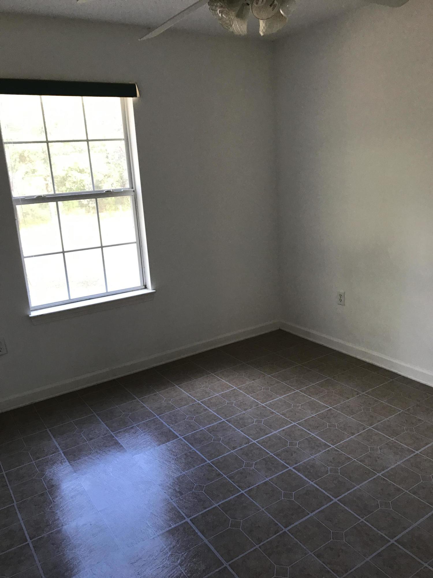 LOT 17 BLK 1 LAKE JUNIPER EST UNIT 3 PB 5-6 OR 2253-82 OR 2293-720 OR 2903-709 - Residential