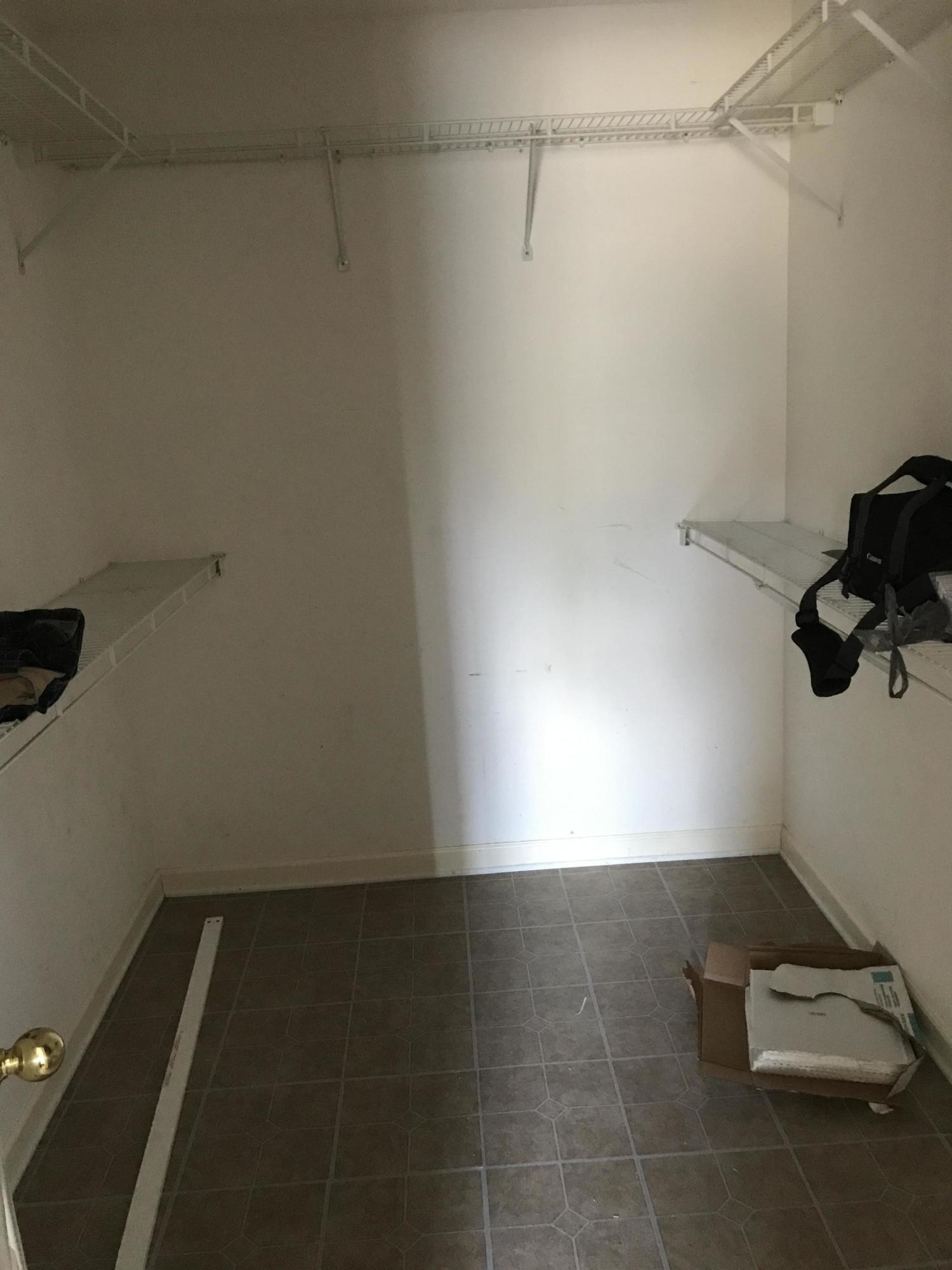 LOT 17 BLK 1 LAKE JUNIPER EST UNIT 3 PB 5-6 OR 2253-82 OR 2293-720 OR 2903-709 - Residential