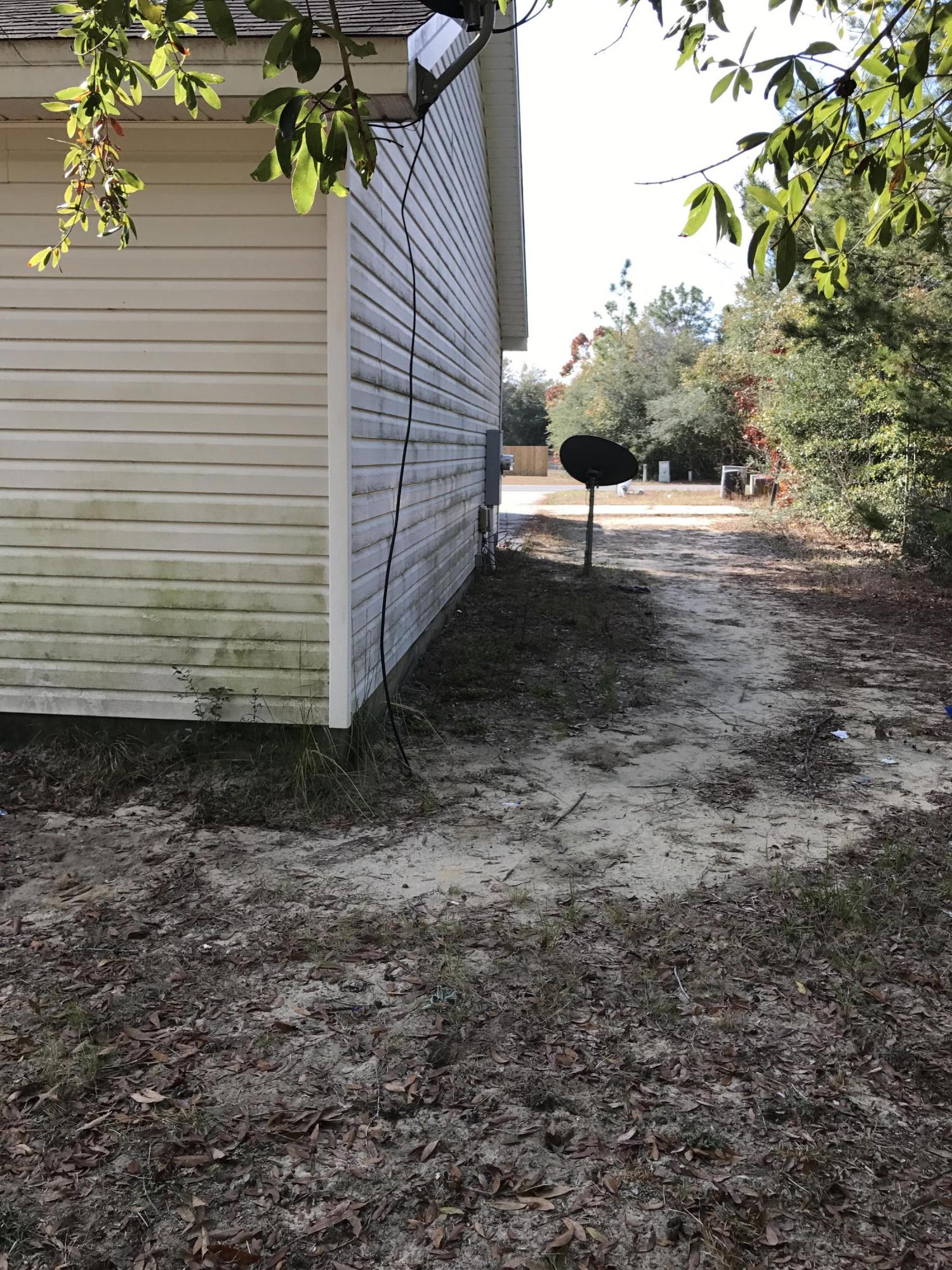 LOT 17 BLK 1 LAKE JUNIPER EST UNIT 3 PB 5-6 OR 2253-82 OR 2293-720 OR 2903-709 - Residential