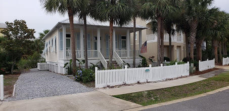 Super cute two bedroom cottage on Lake Caroline. Right across from Magnolia House and close to tennis courts and amenities.
