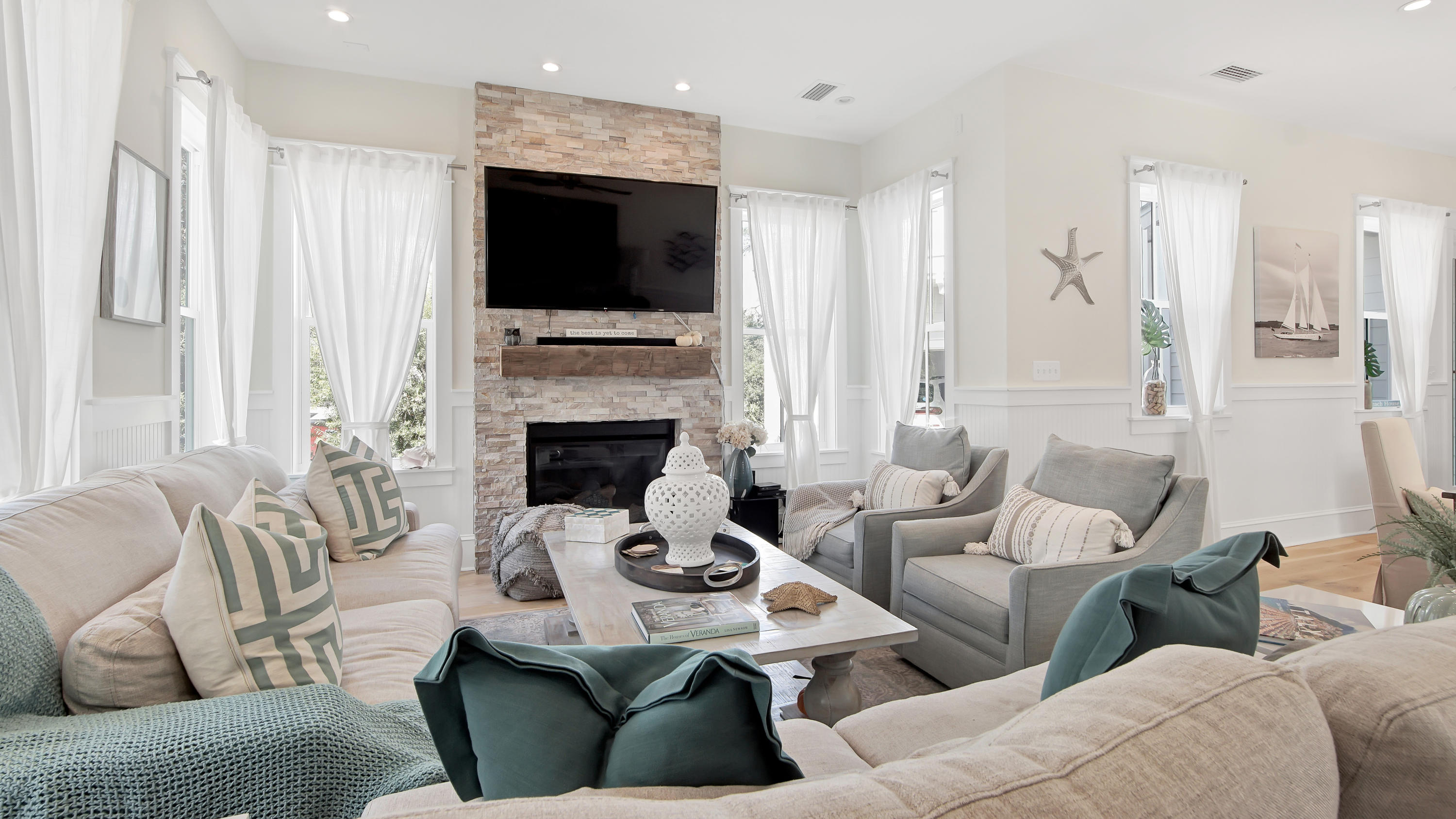 COTTAGES AT EASTERN LAKE - Residential