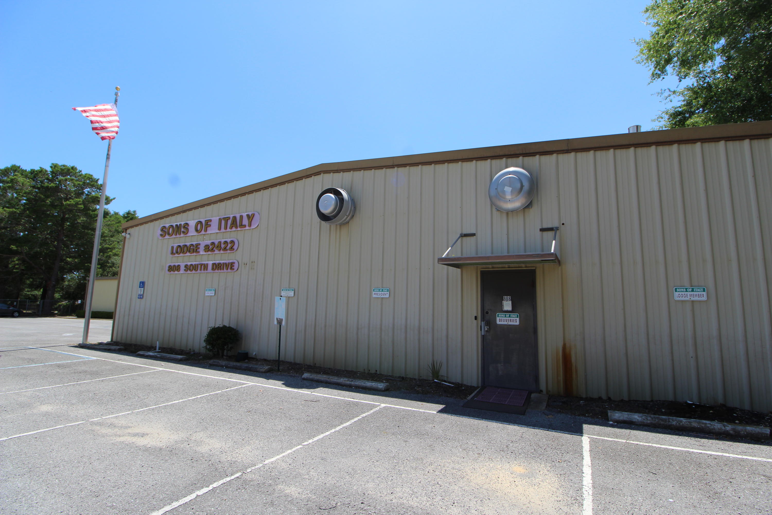 Main image without alt text