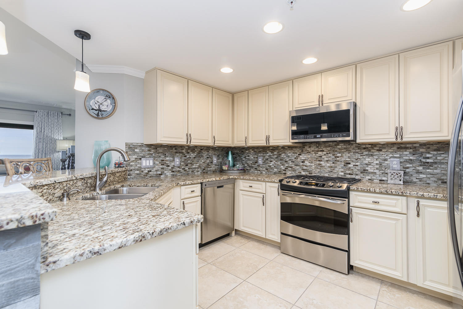 WATERVIEW TOWERS YACHT CLUB - Residential