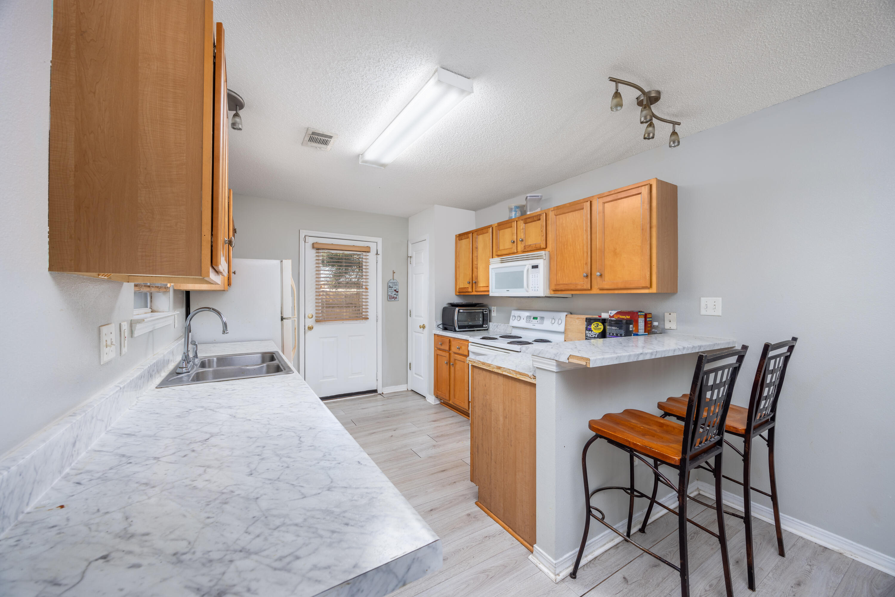 SANTA ROSA OAKS CONDOMINIUM - Residential