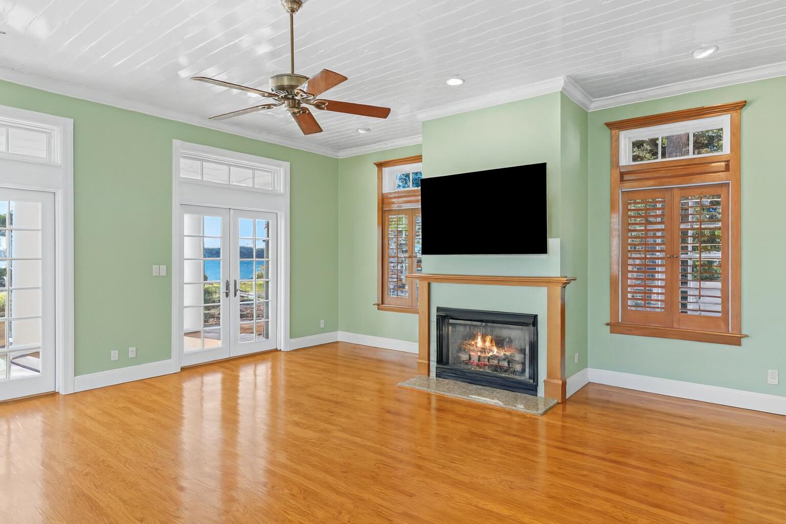 PARADISE POINT - Residential