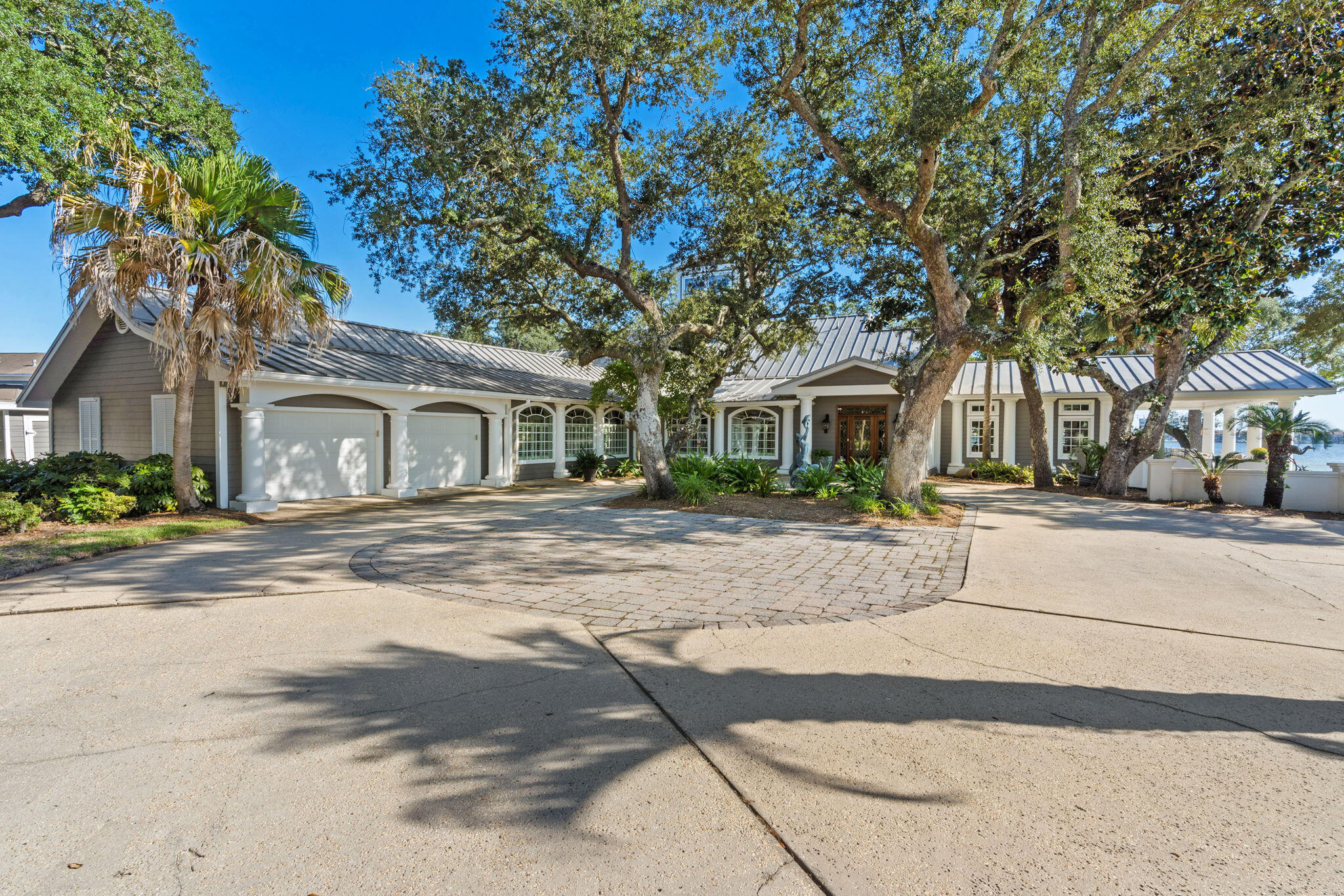 PARADISE POINT - Residential