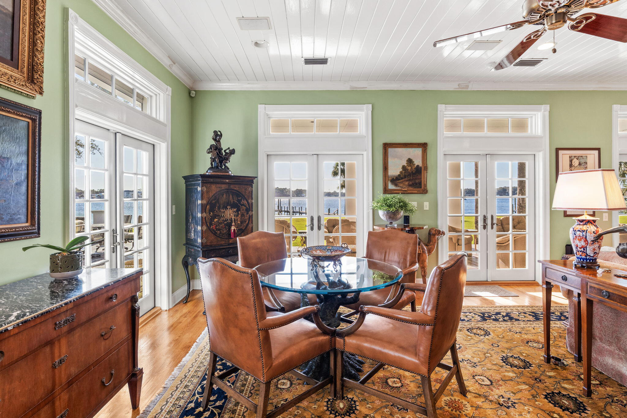 PARADISE POINT - Residential