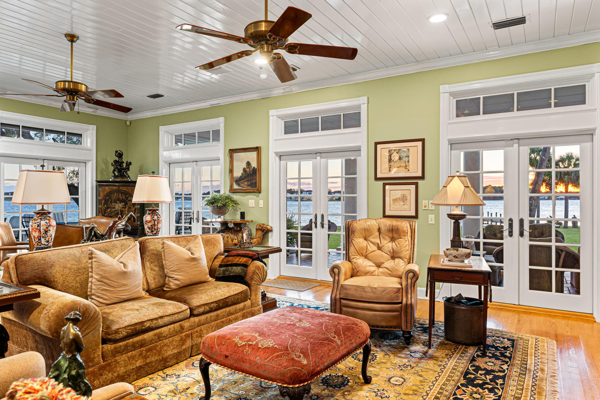 PARADISE POINT - Residential