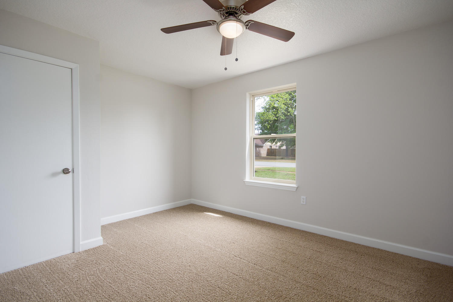 FOX DEN VILLAGES PHASE II LOT5 BLK C AS DES IN OR 3583 PG 750 LESS ALL MINERAL RIGHTS - Residential