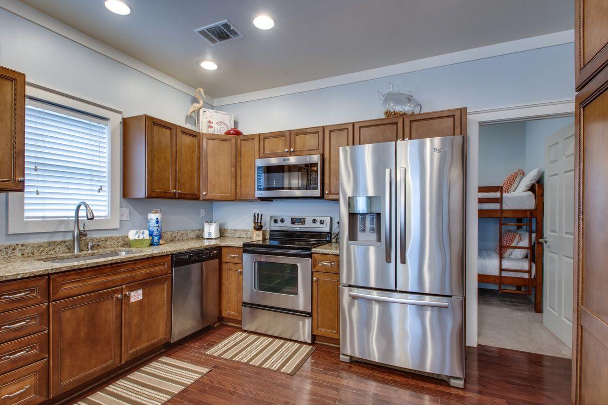 COTTAGES AT EASTERN LAKE - Residential