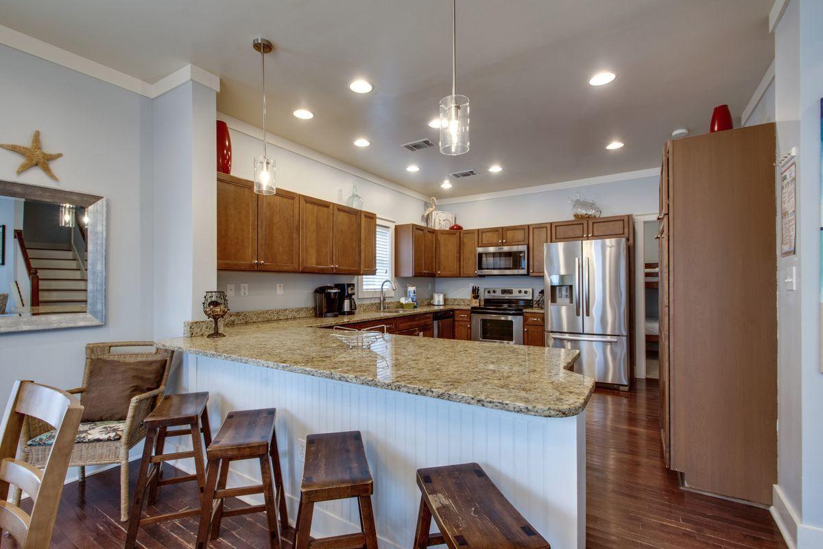 COTTAGES AT EASTERN LAKE - Residential