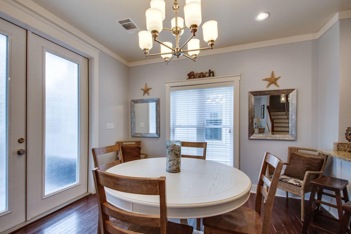 COTTAGES AT EASTERN LAKE - Residential