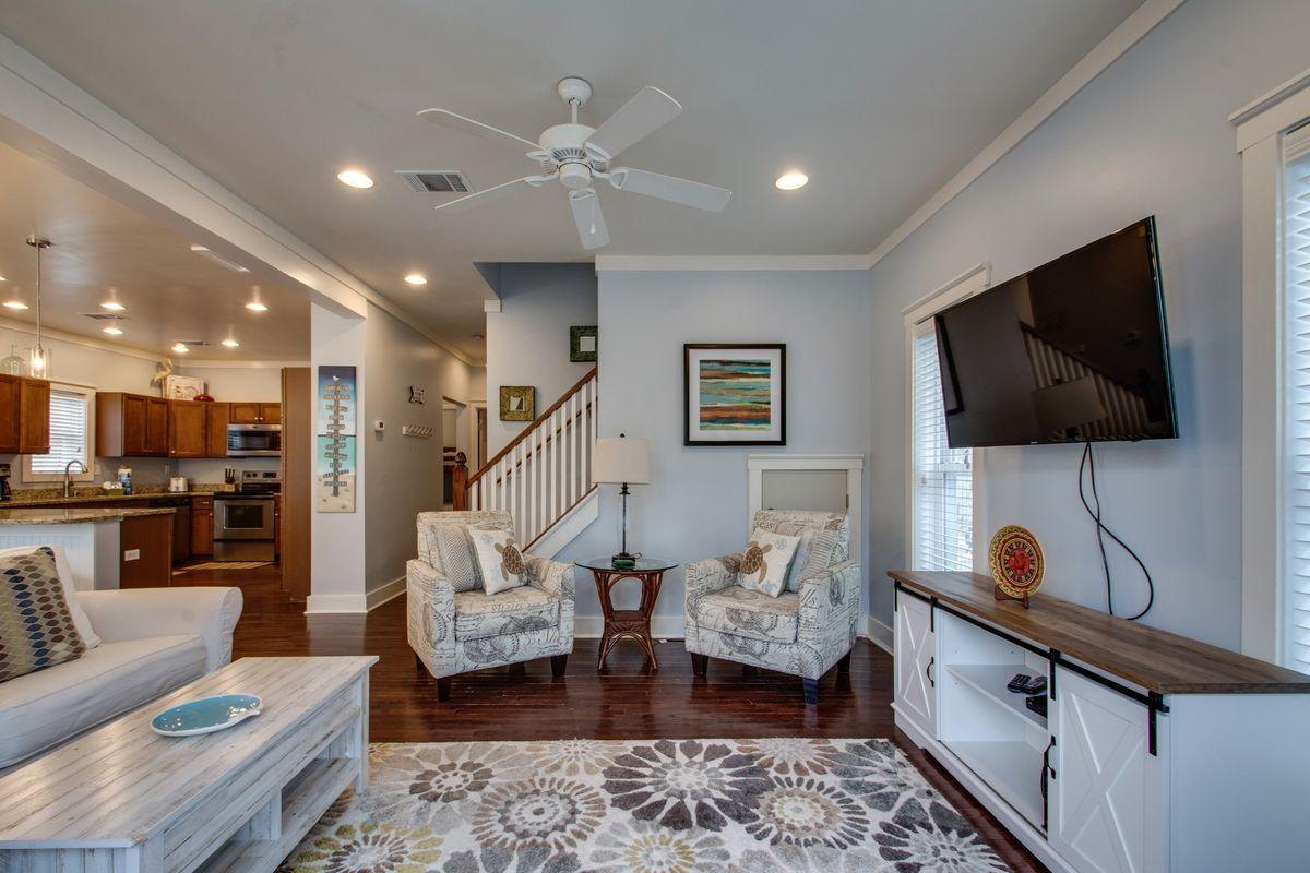 COTTAGES AT EASTERN LAKE - Residential