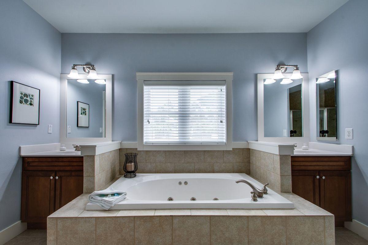 COTTAGES AT EASTERN LAKE - Residential