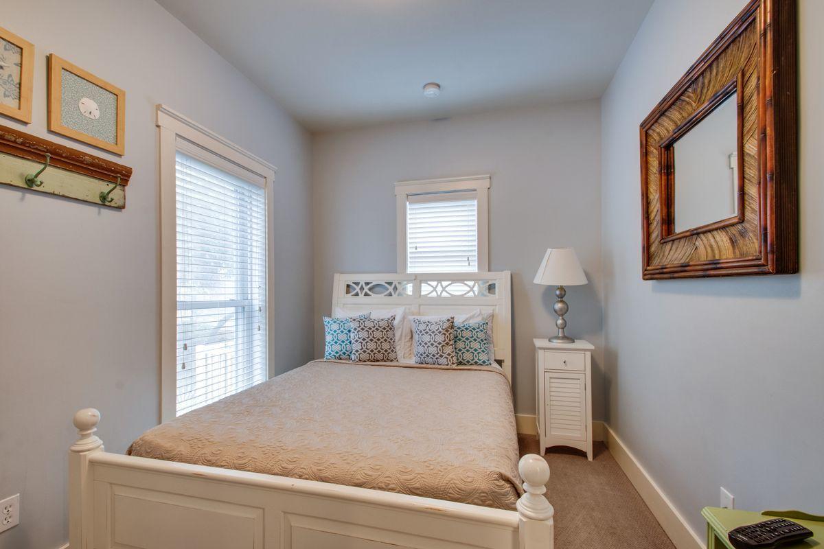 COTTAGES AT EASTERN LAKE - Residential