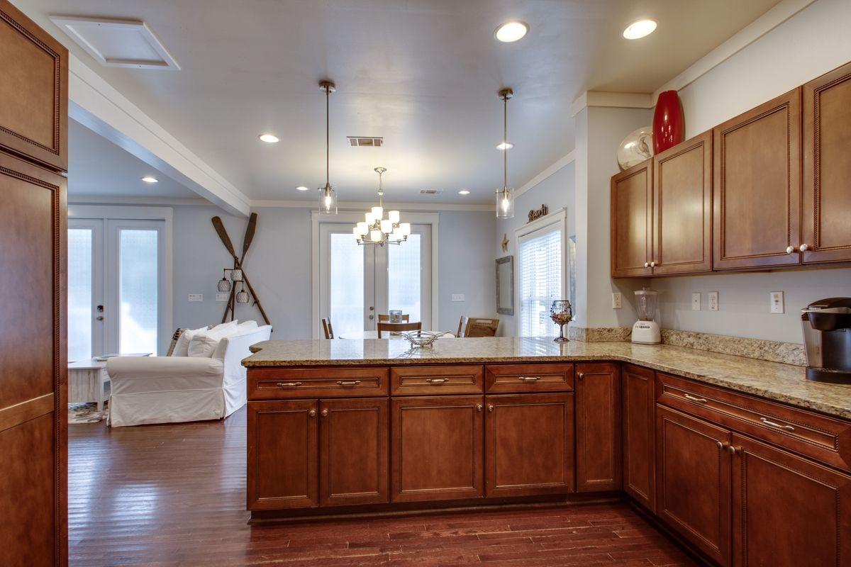 COTTAGES AT EASTERN LAKE - Residential