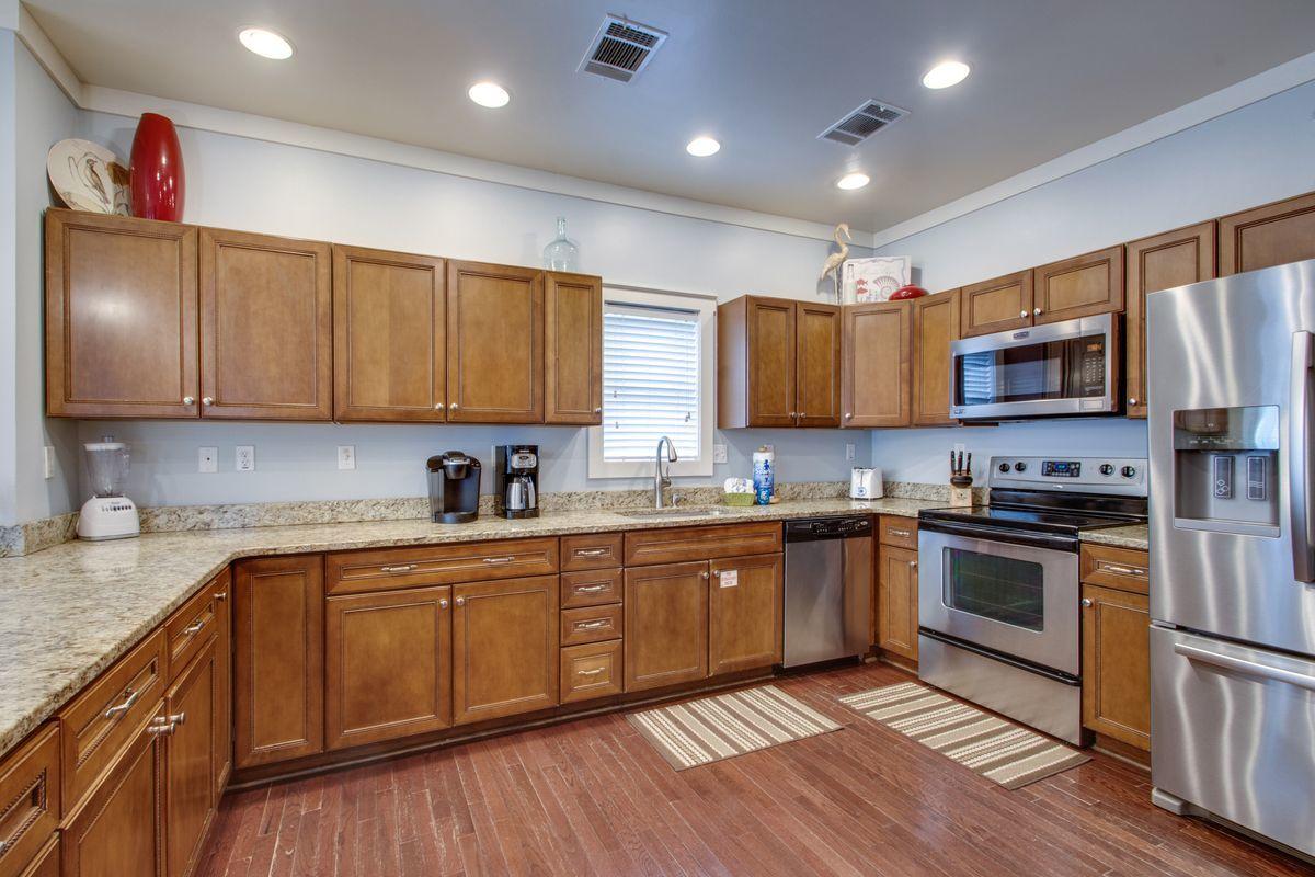 COTTAGES AT EASTERN LAKE - Residential