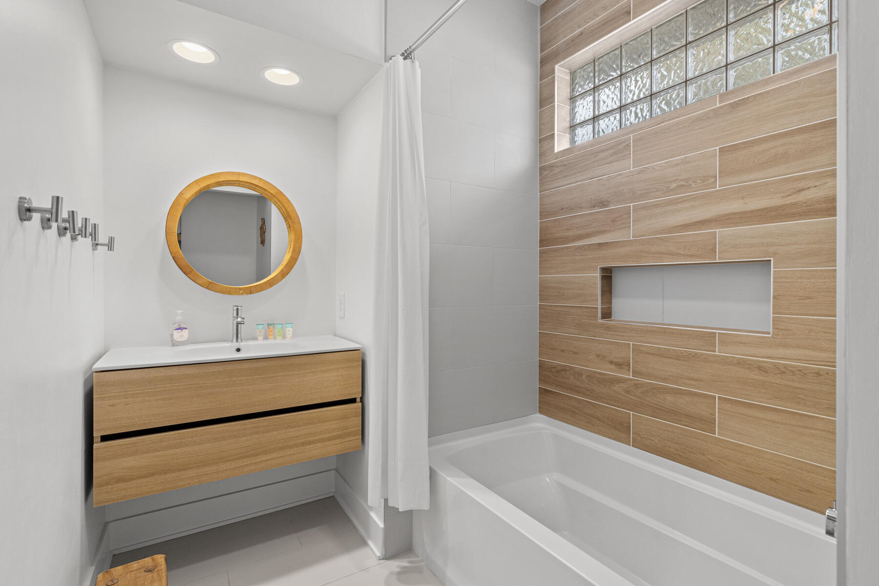 AVALON BEACH ESTATES - Residential