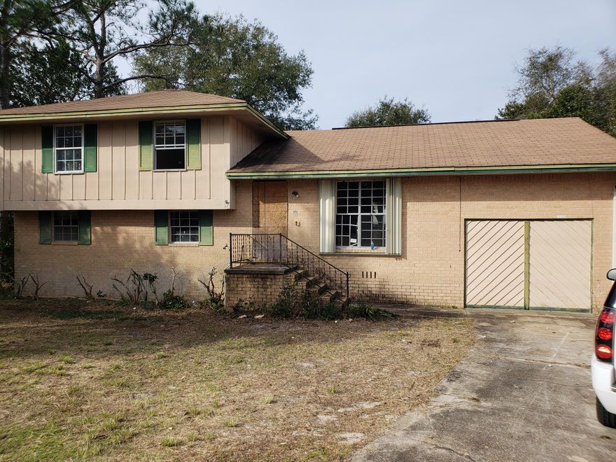 Fixer Upper. Investor Opportunity. This home is in the heart of Destin! Lots of square footage!