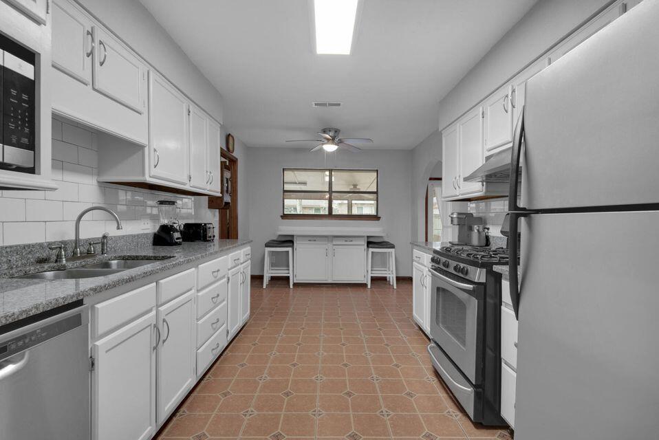 CHATEAU PRES DE LA MER - Residential Lease