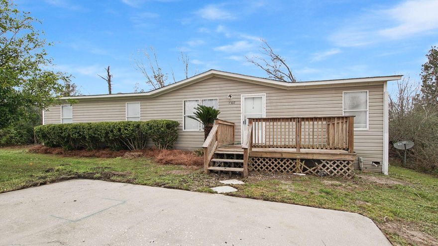 Double wide Mobile home ready for a new Family, spacious open plan, split bedroom on large lot in established neighborhood, 2 living spaces, large tub in Master, Paved road