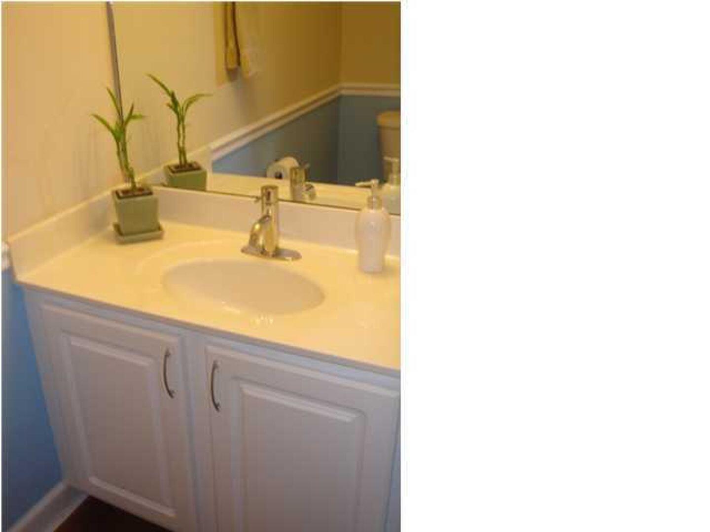 OAK PARK TOWNHOMES - Residential Lease