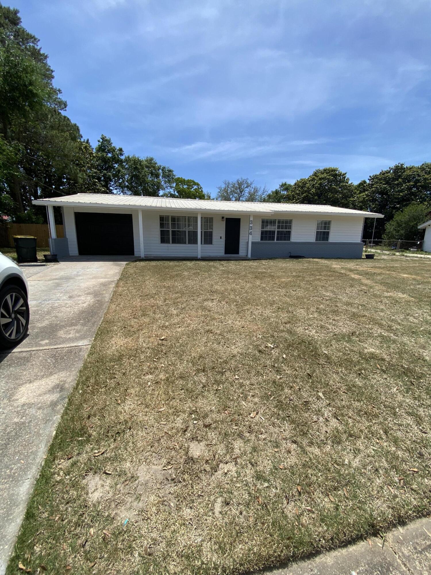 MOVE IN READY! Newly renovated 3 bedroom/ 2 bath in FWB! No pets please. Large fenced in back yard, new appliances, and new flooring.