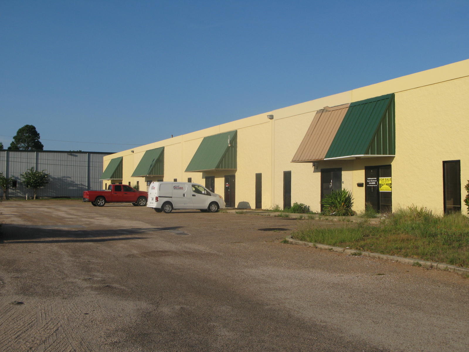 Office and warehouse. 2 office rooms, 1 restroom and balance warehouse. 10'x10' rollup door.