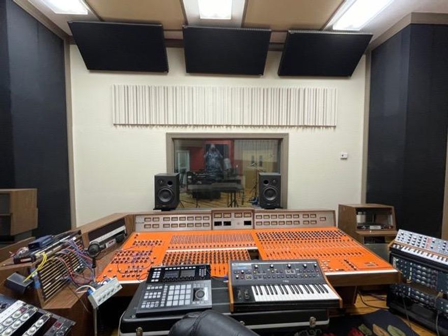 Subject space was formerly a flex warehouse space, and later converted into professional level sound studio and office space. Quality interior finishes and open floor plan supports administrative office use, call center, or distribution business operations. Floor plan configuration offers two large open studio/conference rooms, 3 small studio/offices, large office contiguous to a full bathroom, large kitchen/break & dining room, and common area ADA compliant bathroom.