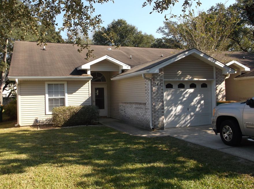 END UNIT WITH GOOD SIZED FENCED BACKYARD. COVERED PATIO IN REAR. NICE OPEN FLOOR PLAN WITH 10ft HIGH CEILINGS IN LIVING ROOM & KITCHEN. BREAKFAST BAR. TILE FLOORS IN FOYER/KITCHEN/LAUNDRY RM AND BATHS. INTERIOR WALLS PAINTED, EXTERIOR HAS BEEN PRESSURE WASHED AND READY FOR NEW OWNER. THESE UNITS DONT COME ON THE MARKET MUCH SO ACT FAST. $75 A YEAR ASSOCIATION FEE COVERS COMMON LAWN PUMP FOR LAWN SPRINKLER SYSTEM.