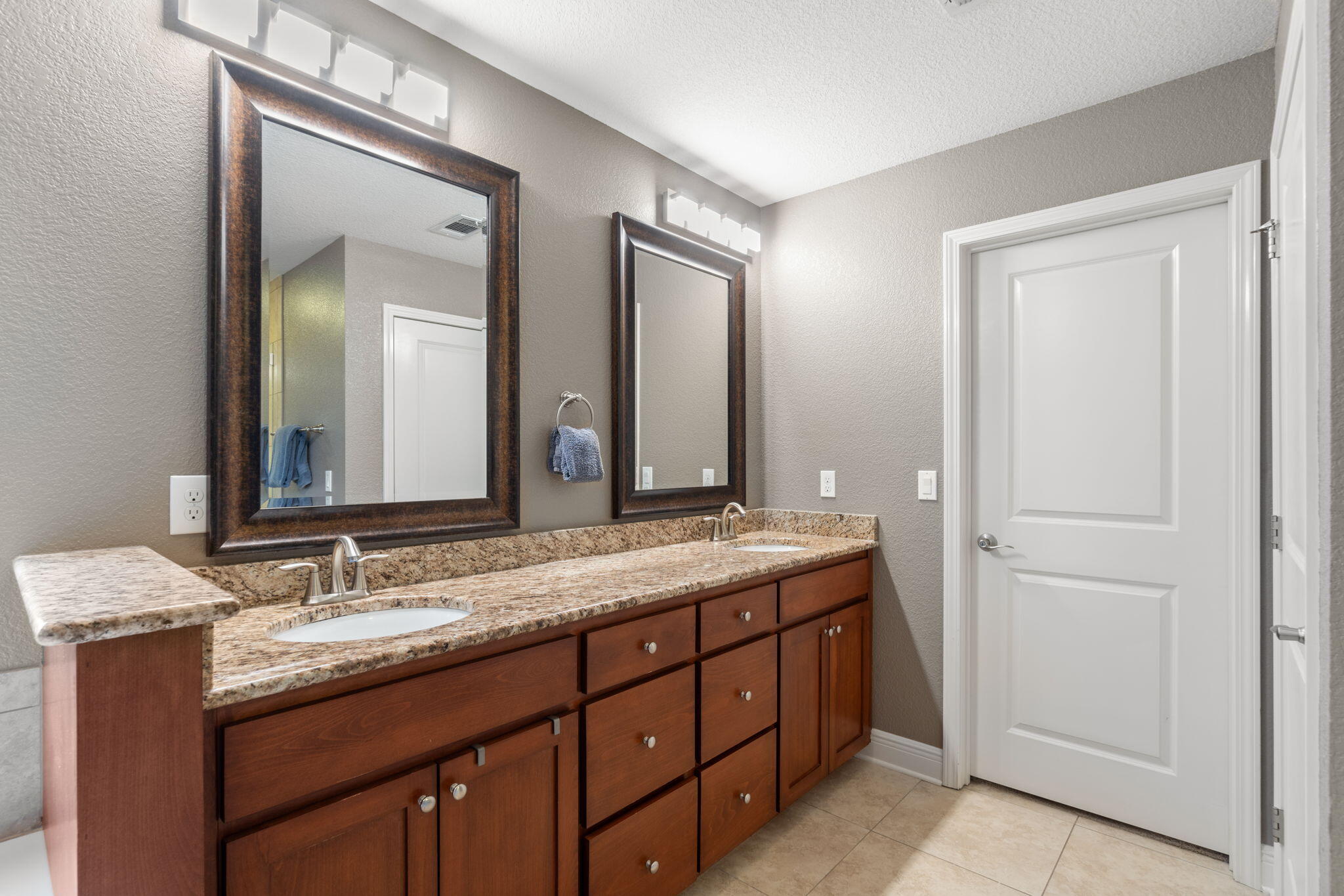 HOLLEY BY THE SEA - Residential