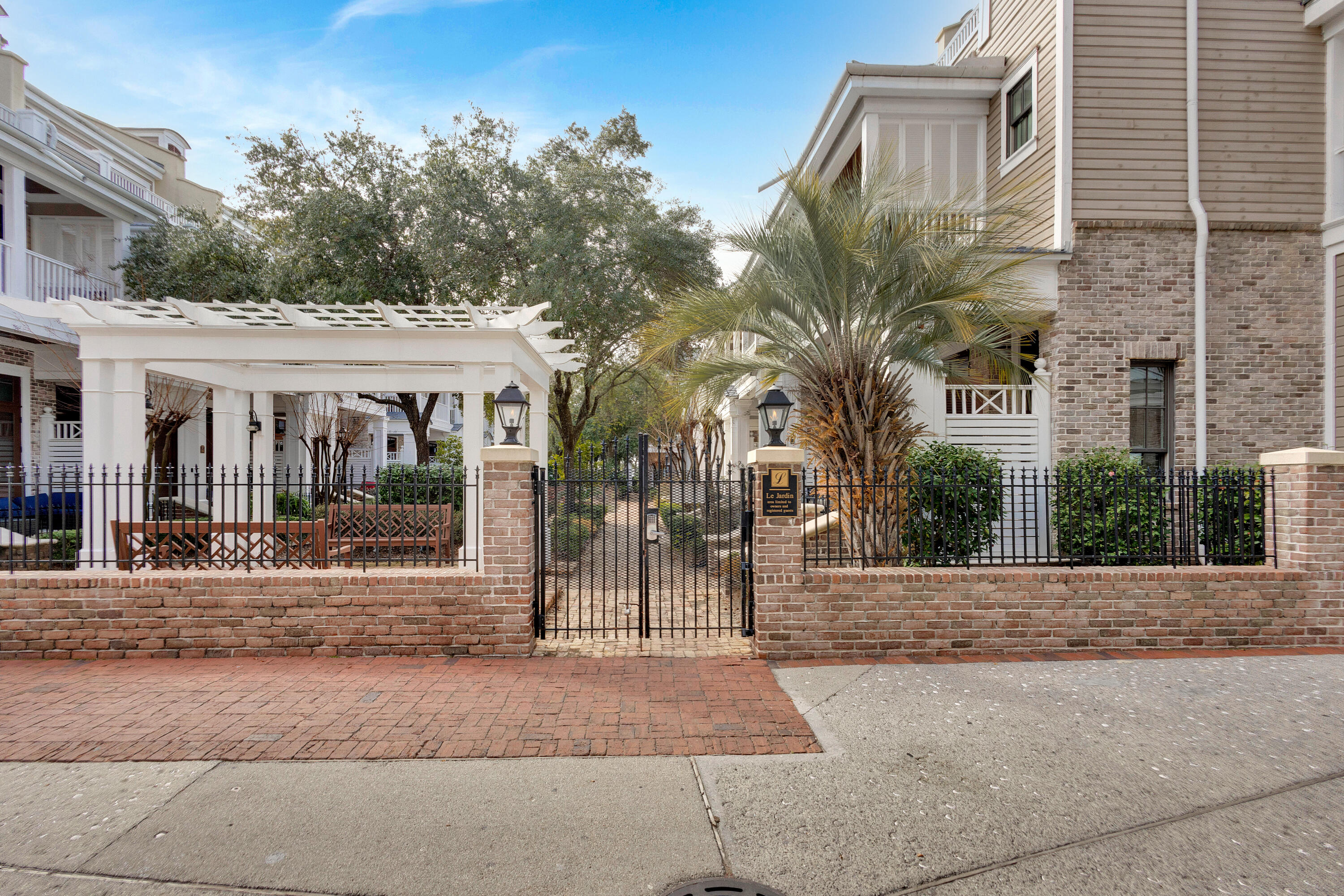 LE JARDIN - Residential Lease