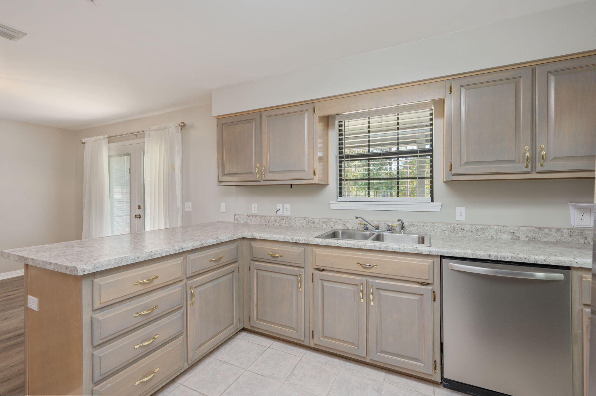 TEN LAKE ESTATES UNIT 1 - Residential Lease