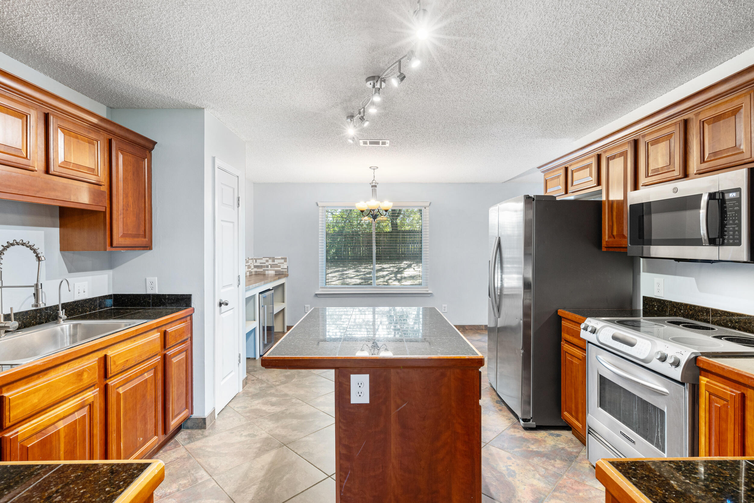 COUNTRY BREEZE ESTATES - Residential