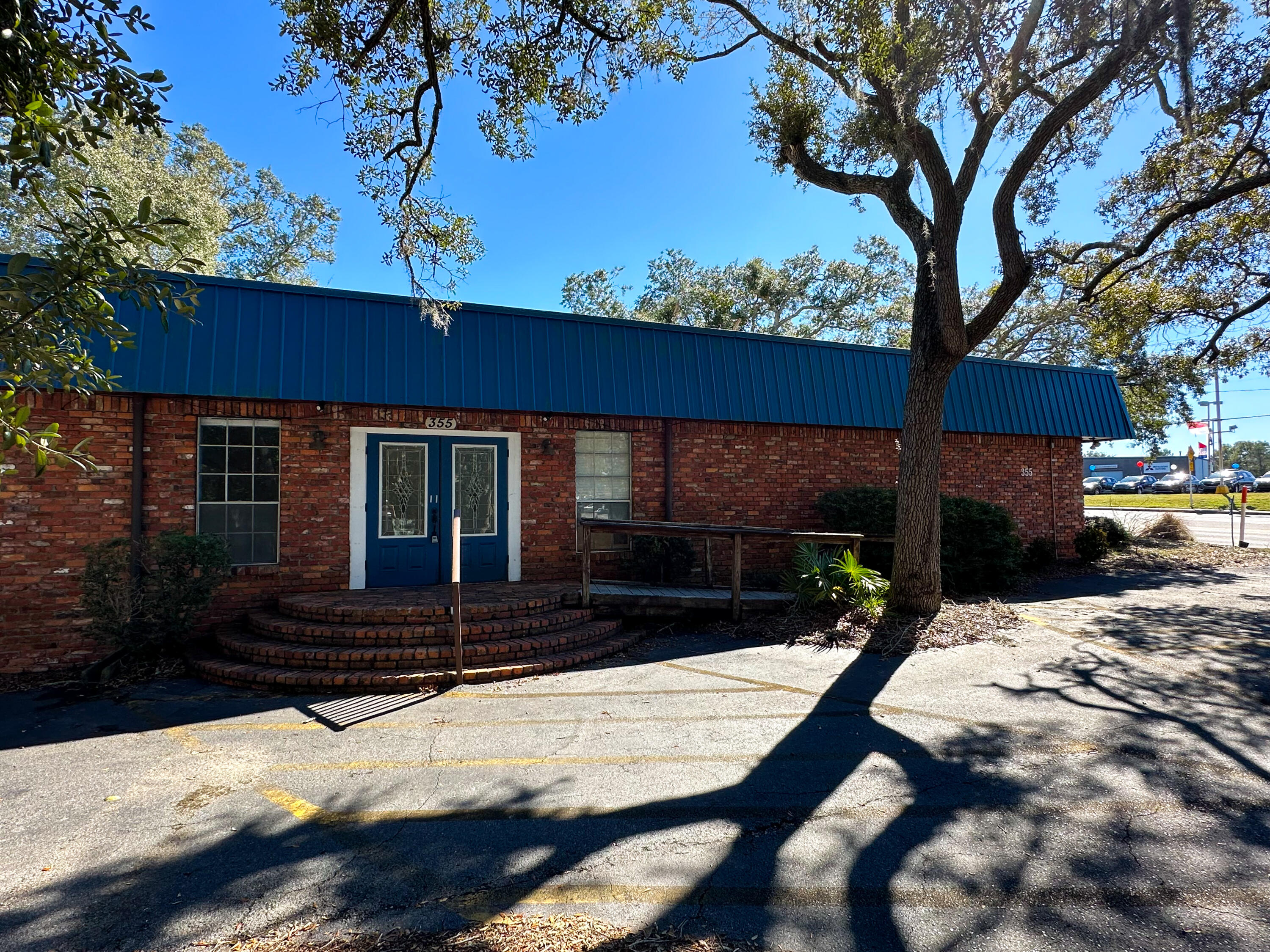 Newly offered for lease is this 3,271 SF office building in Fort Walton Beach, Florida. Measuring approximately 229 ft. of frontage on Beal Pkwy, this location ensures high visibility coupled with a daily traffic count of 33,000 cars per day. Historically used as a medical office, it can easily be utilized as a professional office, or various other allowable uses within the C-3 - General Commercial District. A SALE OF THIS BUILDING WILL ALSO BE CONSIDERED! The interior of the building offers a large waiting/reception area, 8 private offices/exam rooms, two of which have private restrooms, 2 staff support areas with sinks, 2 restrooms on each end of the building, and several other open and privatized areas for admin, storage or extra office space. An additional space in the rear of the building, with a private exterior entrance/exit, offers a large office with two smaller office/storage spaces.
