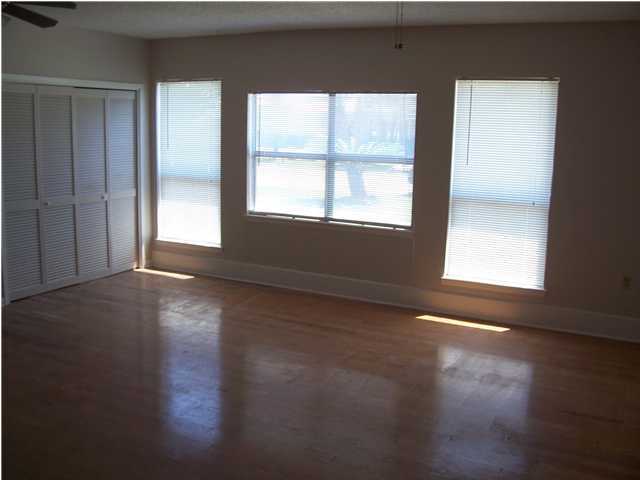 QUIET WOOD - Residential Lease