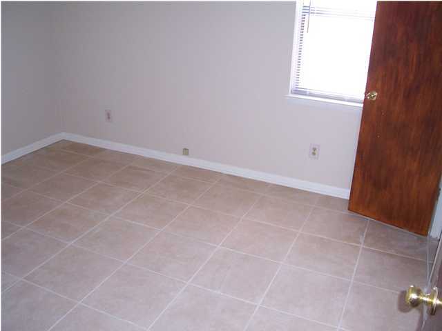 QUIET WOOD - Residential Lease