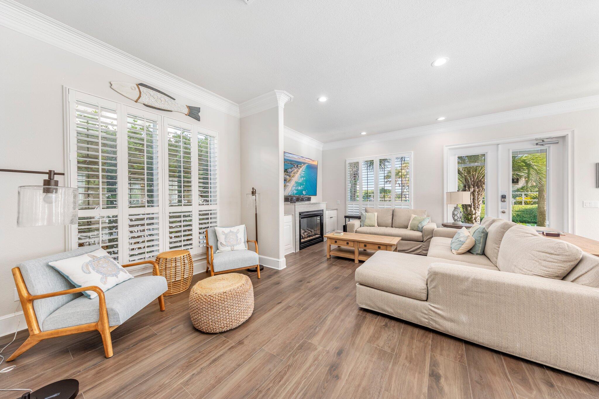 CRYSTAL SHORES - Residential