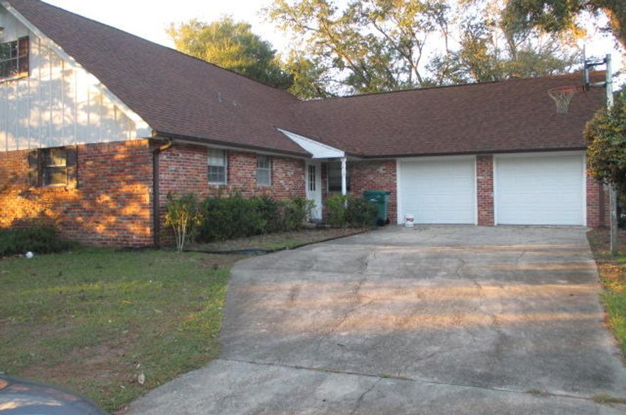 Very cute home in the heart of FWB. Lots of space for entertaining along with a lot of storage. Many entertaining areas throughout the home. Three bedrooms downstairs, two upstairs. Brand new paint and flooring throughout.