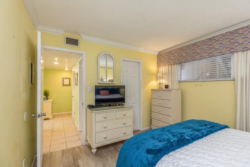 HOLIDAY SURF & RACQUET CLUB - Residential