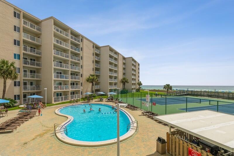 HOLIDAY SURF & RACQUET CLUB - Residential