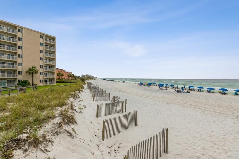 HOLIDAY SURF & RACQUET CLUB - Residential