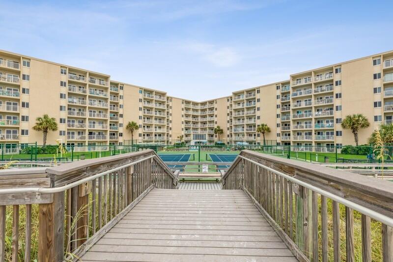 HOLIDAY SURF & RACQUET CLUB - Residential