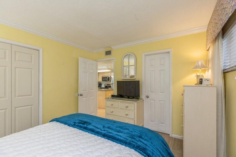 HOLIDAY SURF & RACQUET CLUB - Residential