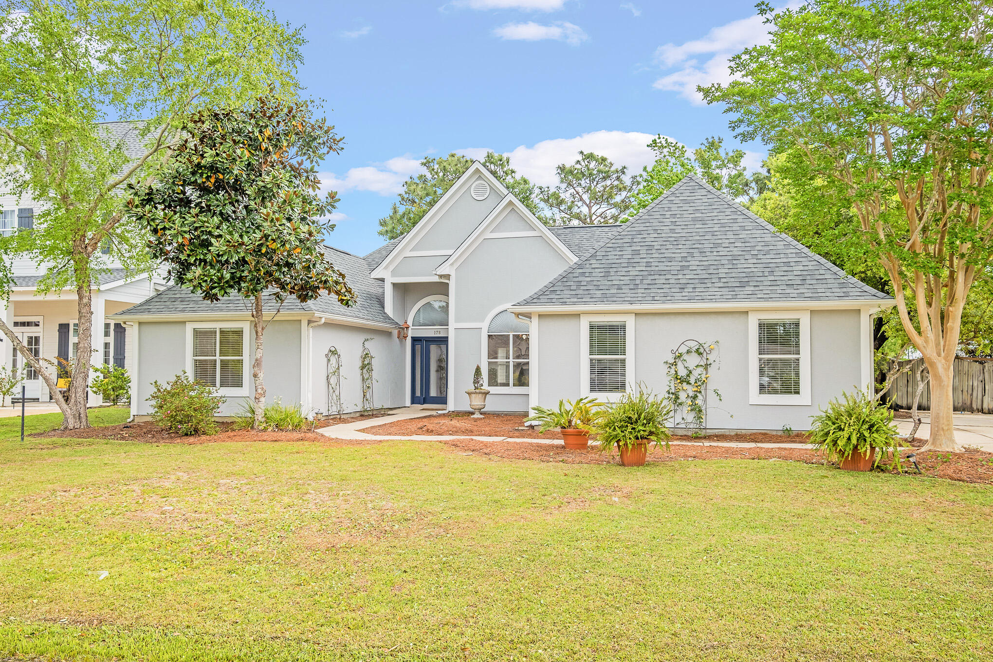 PELICAN BAY - Residential