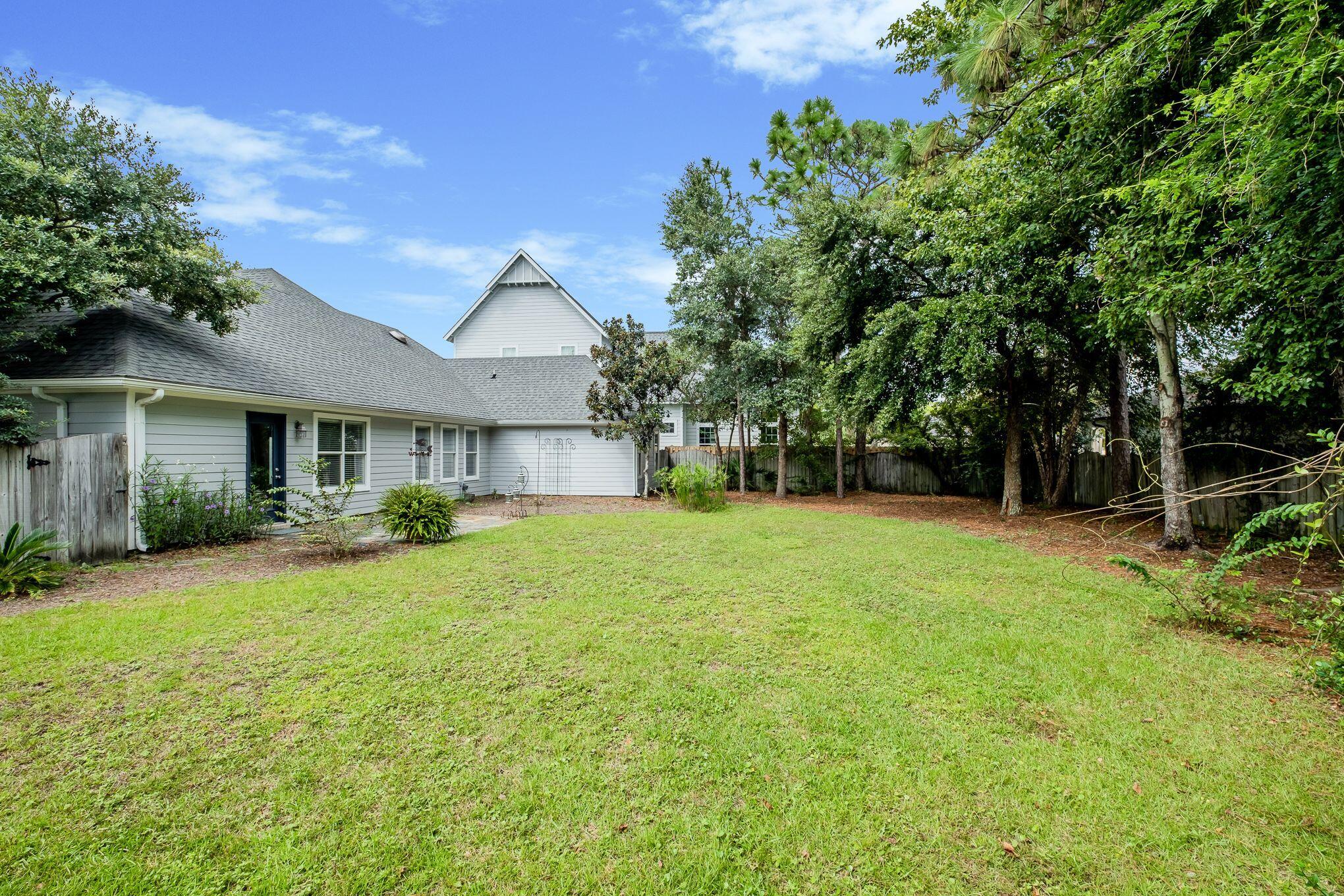 PELICAN BAY - Residential