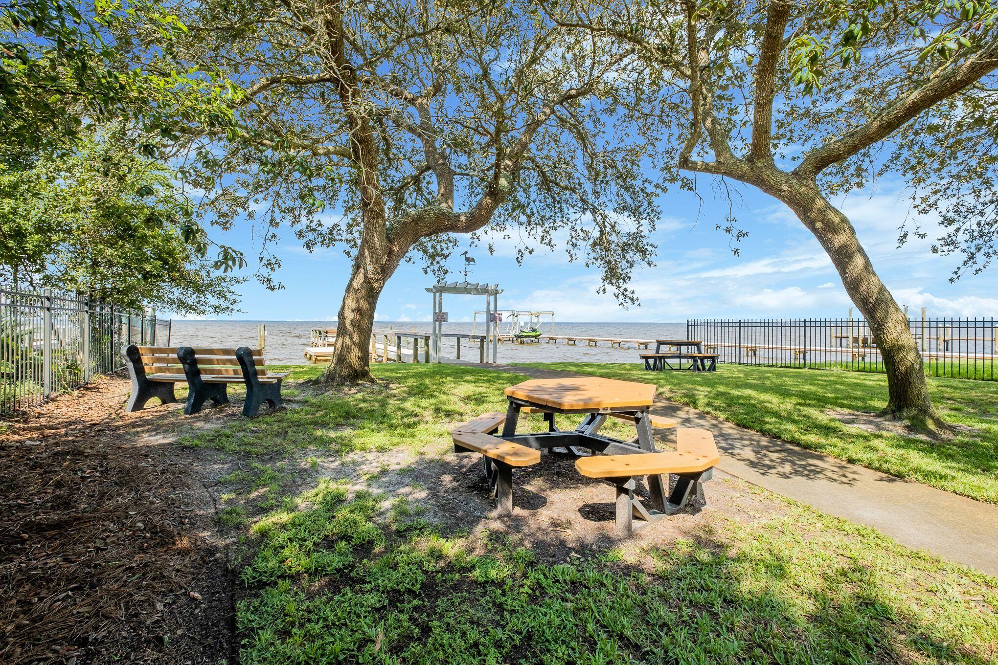 PELICAN BAY - Residential