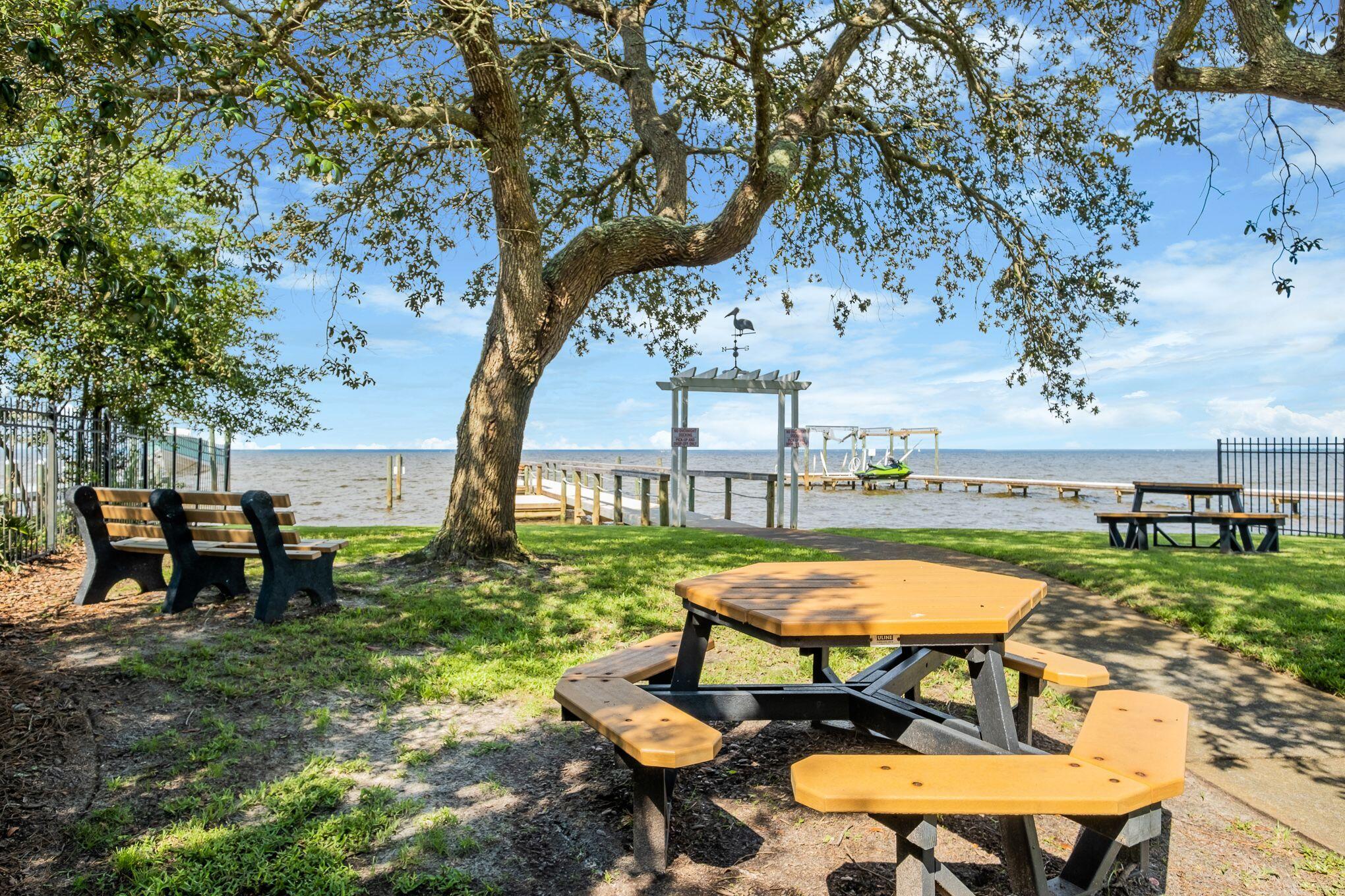 PELICAN BAY - Residential