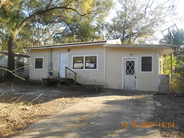 Handyman Special...! Lots of potential in this 3 Bd / 1 Ba centrally located in Niceville... Close to both bases, high school & middle school. Prior to seller receipt & approval of the full title package from foreclosure, title to the Property will be conveyed by a quit claim deed. Property was built prior to 1978 and lead-based paint potentially exists.